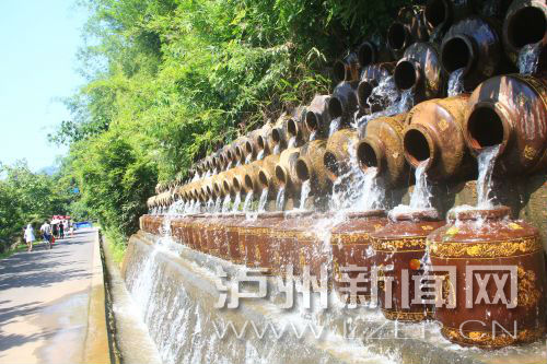 花田酒地景區(qū)酒壇倒出了水的靈動。